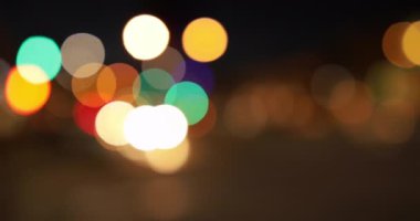 Yeşil ekran ya da krom anahtar için trafik ışıklarından uzaktaki Bokeh 'in önüne çekilen odaklı arabalardan. Birleşiklik veya anahtarlama için odak dışı veya odaklanmış çekim.