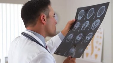 İspanyol doktor taramaları inceliyor.