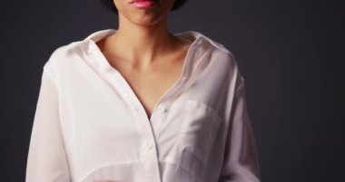 Siyah beyaz bluz en çok yüz ve kameraya bakarak elele kadında