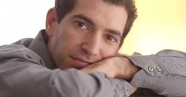 Aşağı uzanmış ve kameraya bakarak işadamı