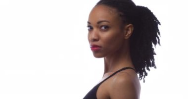 Kameraya bakan güçlü Afrikalı kadın