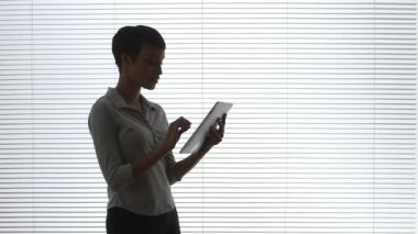 Tablet bilgisayar kullanan Afrikalı Amerikalı iş kadını