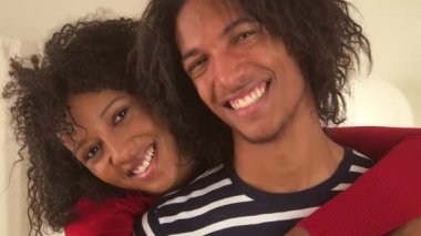 Kameraya bakan sevimli Afrikalı çift.