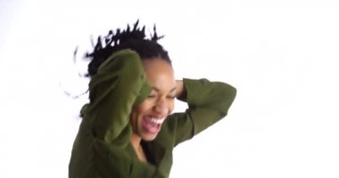 Dans eden enerjik siyah kadın