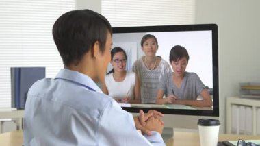 İş kadını Asyalı meslektaşlarıyla sohbet ediyor.