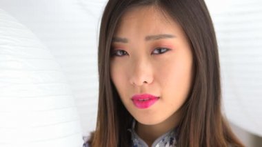 Çinli kadın başka tarafa bakıyor.