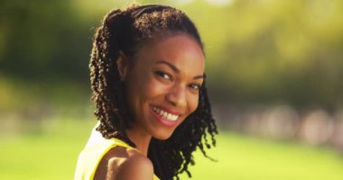 Kameraya bakarak mutlu siyah kadın