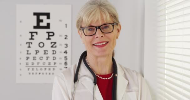 Optometrista Anziana Sorridente — Video Stock