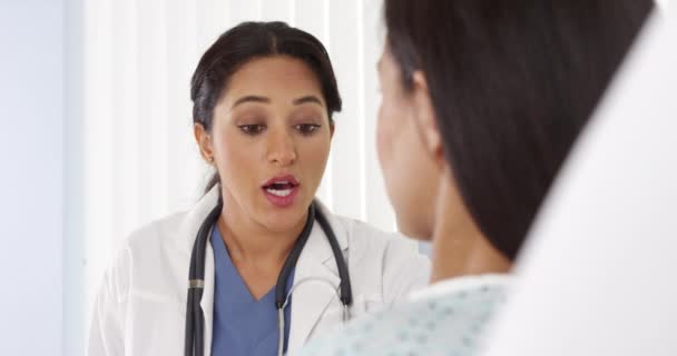 Shoulder Shot Hispanic Doctor Talking Female Patient — Stock Video