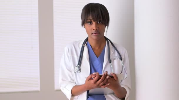 Ernsthafte Schwarze Ärztin — Stockvideo
