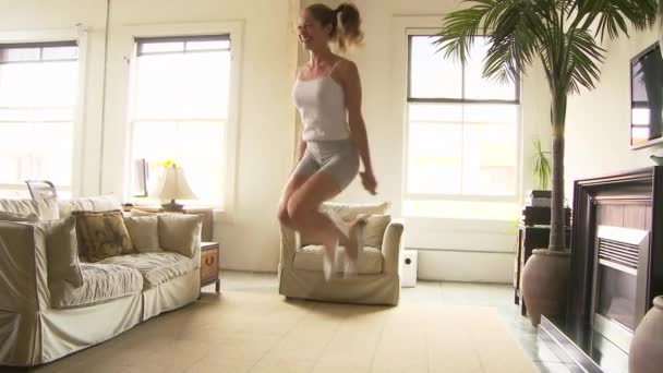 家でロープをジャンプ女性 — ストック動画