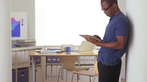 Αφροαμερικανός Επιχειρηματίας Στέκεται Στην Πόρτα Tablet Υπολογιστή — Αρχείο Βίντεο