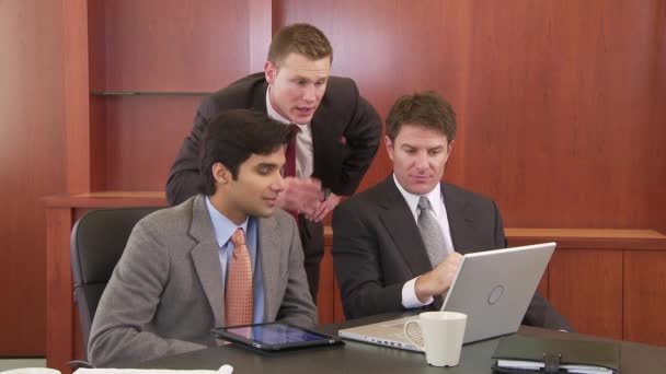 テーブルで働く３人のビジネスマン — ストック動画