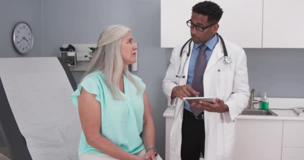 Médico Millennial Masculino Usando Computador Tablet Para Rever História Saúde — Vídeo de Stock