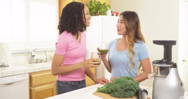 两个最好的朋友在厨房里喝着健康的果汁 — 图库视频影像