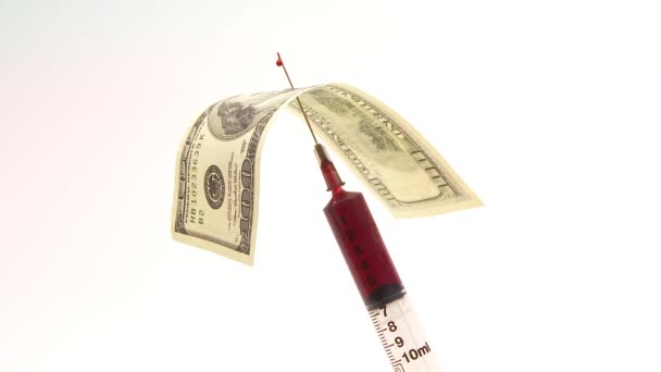 一百元钞票 用红色的大注射器刺穿 — 图库视频影像