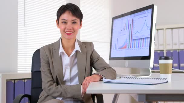 幸せな中国のビジネス女性にデスク — ストック動画