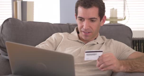 Homem Digitando Informações Cartão Crédito Laptop — Vídeo de Stock