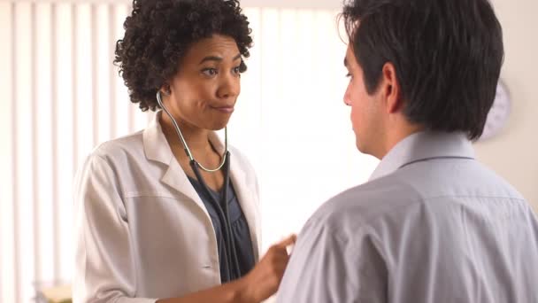 Kvinnlig Läkare Som Använder Stetoskop Med Latinamerikanska Patienter — Stockvideo