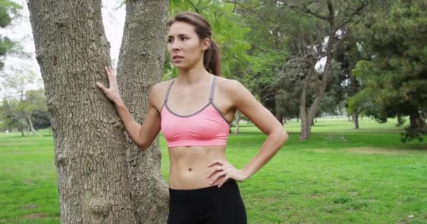 Apto Mulher Raça Mista Descansando Por Árvore Depois Correr — Vídeo de Stock