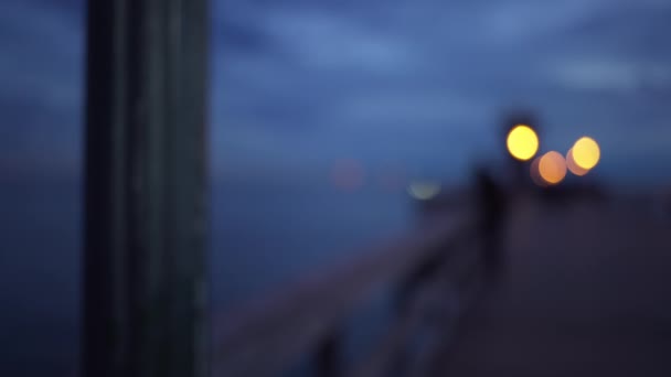 緑の画面やクロマキーのための距離で前景とタングステン街路灯のランプと夜のフォーカス桟橋のうち 合成やキーのためのフォーカスやフォーカスを外して撮影しました — ストック動画