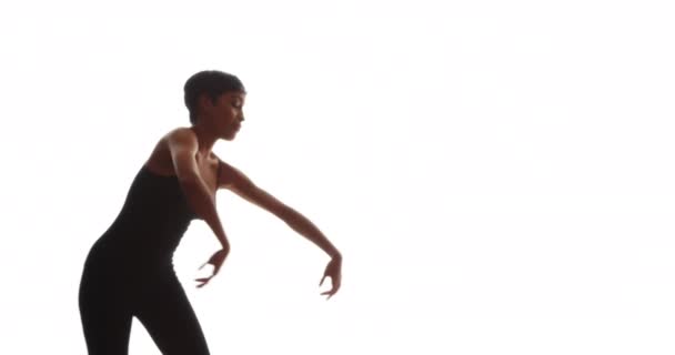 Afrykanka Czarnym Trykocie Tańczy Białym Tle — Wideo stockowe