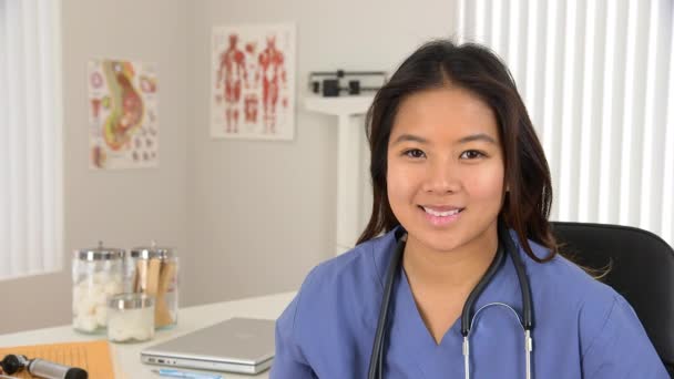 亚洲女医生在办公桌前微笑的画像 — 图库视频影像