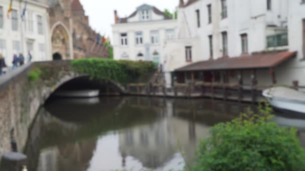 ブリッジの歩行者と運河や橋のフォーカスの背景プレートからパンニングショットを合成するため ベルギーを背景にしたぼやけたビデオ — ストック動画