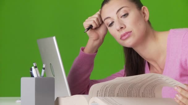 Penutupan Pengusaha Wanita Muda Yang Bekerja Pada Komputer Meja — Stok Video