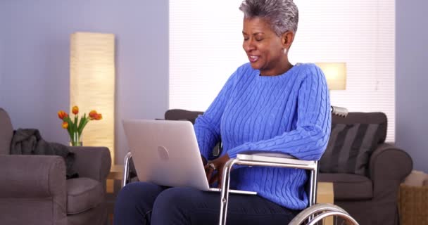 Reife Afrikanerin Sitzt Mit Laptop Rollstuhl — Stockvideo