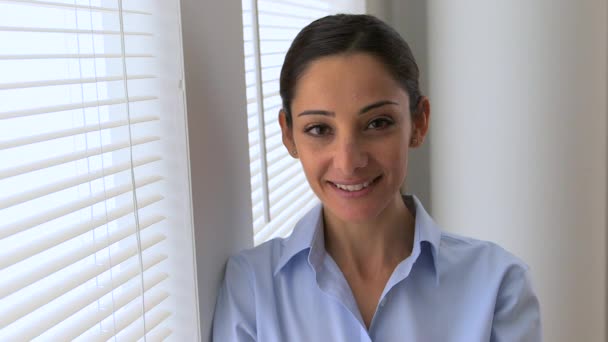 Empresa Oriente Medio Sonriendo Por Ventana — Vídeo de stock