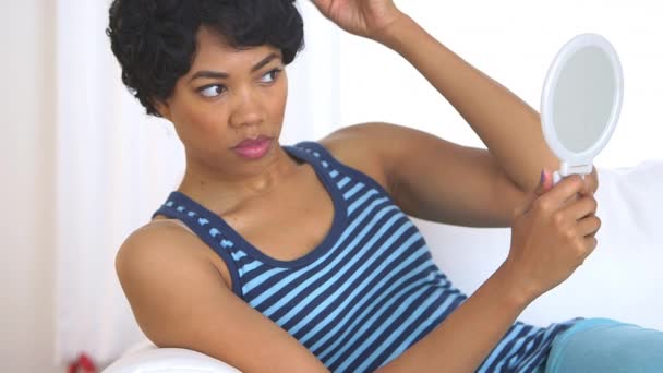 Afrikalı Amerikalı Kadın Aynada Saç Düzeltiyor — Stok video