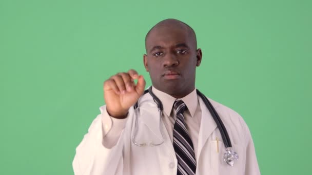 Афроамериканский Доктор Помощью Сенсорного Экрана Футуристического Дисплея — стоковое видео