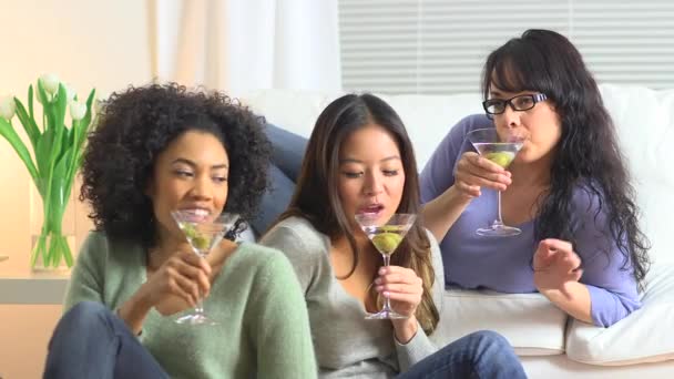 Drie Vrouwen Woonkamer Die Martini Drinken — Stockvideo