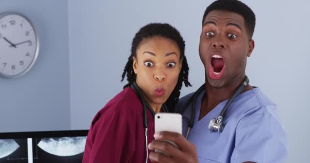 二人の黒人医師が一緒に面白い写真を撮る — ストック動画
