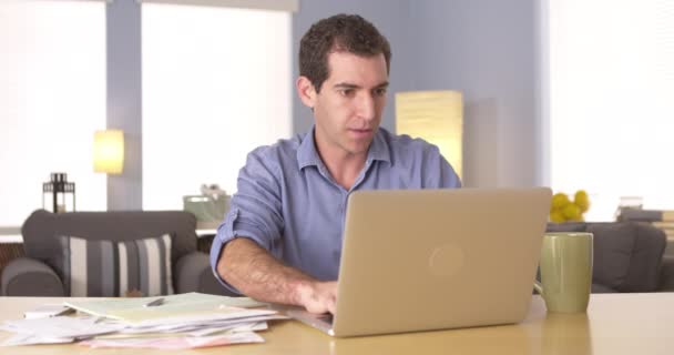 Hombre Repasando Sus Finanzas Casa — Vídeo de stock