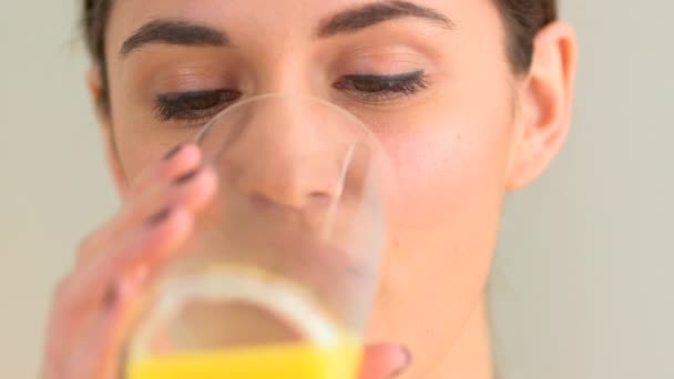 Gezonde Vrouw Drinken Sinaasappelsap Glimlachen — Stockvideo