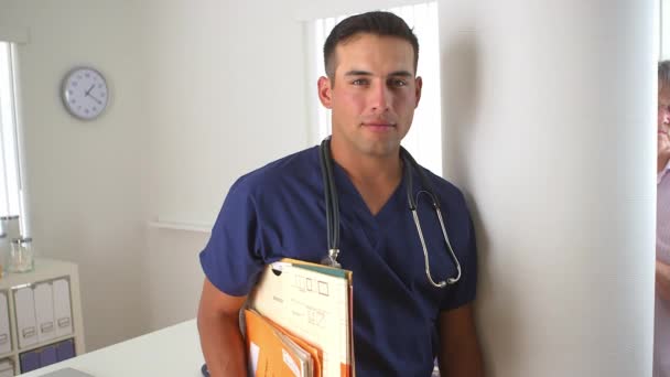 医療室に立つ男性看護師 — ストック動画