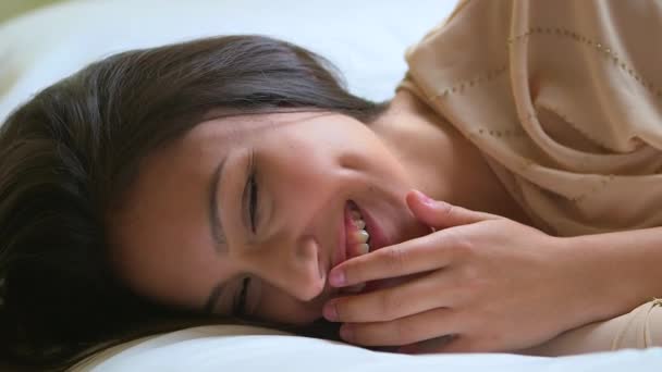 美丽的墨西哥女人在床上笑 — 图库视频影像