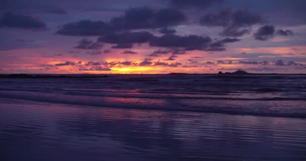 Bellissimo Piatto Sfondo Sfocato Arancio Viola Blu Tramonto Sulla Spiaggia — Video Stock