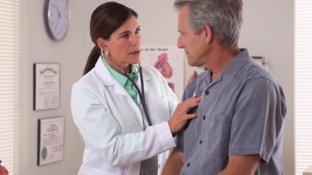 Doctora Escuchando Los Latidos Del Corazón Una Paciente Anciana — Vídeo de stock