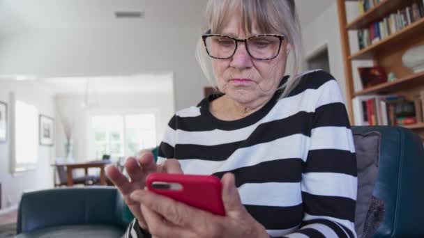 Gros Plan Messagerie Texte Femme Caucasienne Senior Sur Smartphone Femme — Video