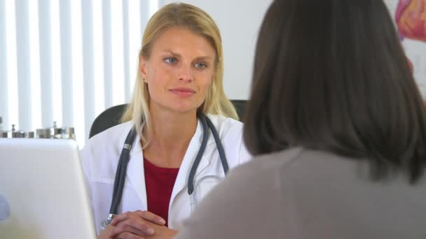 Mulher Japonesa Expressando Preocupações Saúde Para Seu Médico — Vídeo de Stock