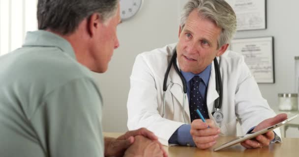 Ανώτερος Γιατρός Μιλώντας Ασθενή Και Tablet Στο Γραφείο — Αρχείο Βίντεο