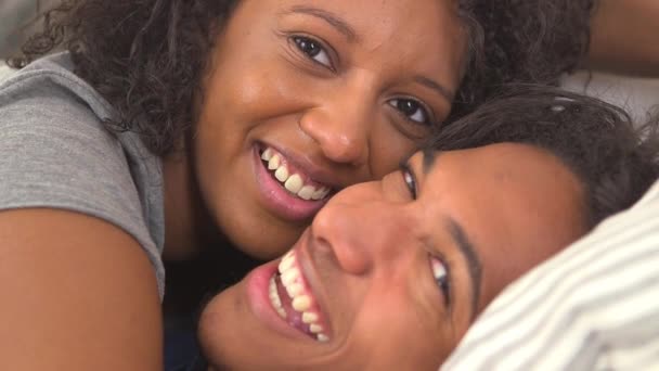 Glimlachend Zwart Paar Thuis — Stockvideo