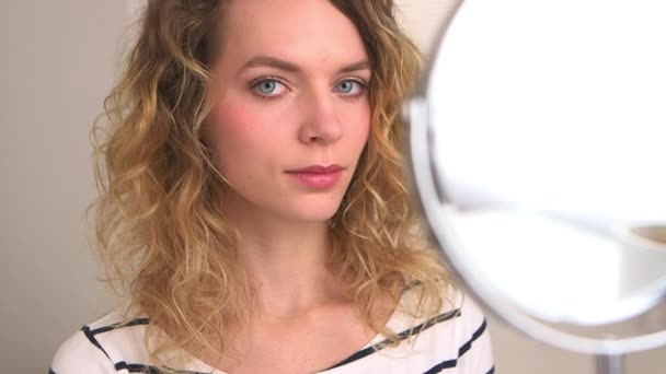 Femme Caucasienne Fini Mettre Sur Maquillage — Video