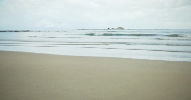 Meereswellen Überspülen Den Sandstrand Nahaufnahme Ruhiger Meereswellen Tropischen Strand Und — Stockvideo