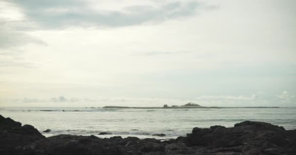 Gran Ángulo Tiro Del Mar Caribe Desde Costa Escarpada Placa — Vídeo de stock