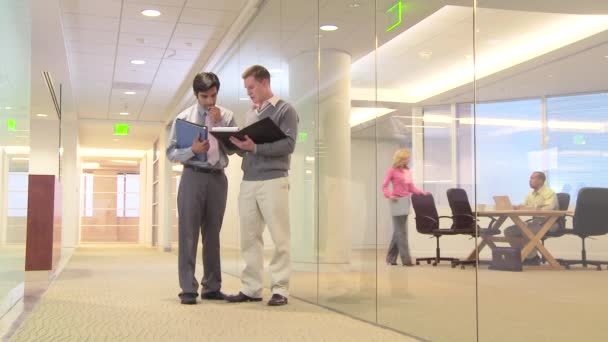 繁忙的办公室工作人员在走廊碰头 — 图库视频影像