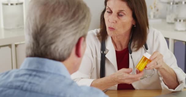 Paciente Idoso Conversando Com Seu Médico Consultório — Vídeo de Stock